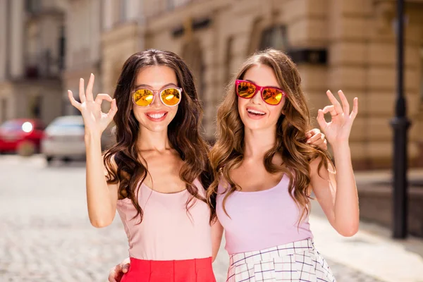 Närbild foto vacker charmig söt fantastisk trendig dam bästa studenterna resa resa frisyr feedback nöjda upphetsad råd välja besluta föreslå alternativ annonsspecifikationer modern outfit centrum — Stockfoto