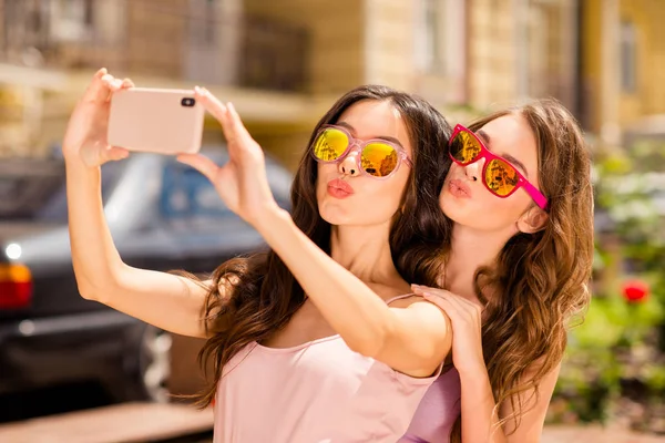 Zavřít Foto stylové módní Blogeři krásní nejlepší studenti lidé obejmout přijmout cestovat procházet snímek účesu fotky odeslat letecký polibek video hovor nosit oční brýle brýle obraz moderní oblečení centrum — Stock fotografie