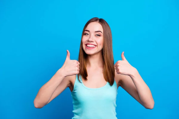 Eu recomendo Retrato de boa pessoa encantadora sentindo-se satisfeito sincero demonstrando anúncios vestindo roupas de verão azul-claro isolado em fundo colorido — Fotografia de Stock