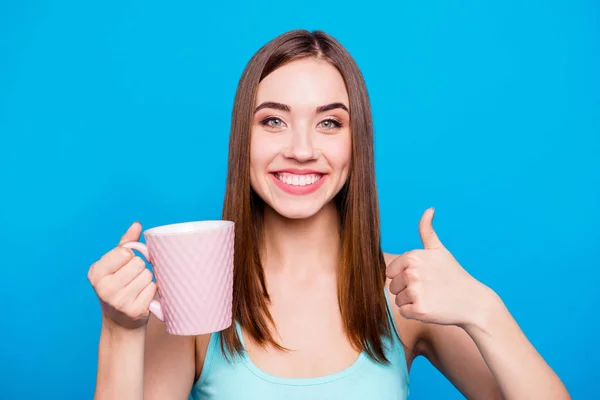 Tiempo de relax. Retrato de la señora bonita estudiante de moda satisfecha de tener vacaciones tiempo libre bebida anuncio elegir decidir recomendar dar consejos opción aislado usando atuendo de pastel sobre fondo brillante — Foto de Stock