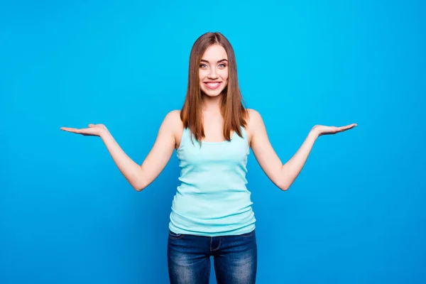 Retrato de bonito muito adolescente publicidade novidades sugerindo opções indicando informações de vendas aviso descontos atenção sentindo-se feliz isolado em fundo brilhante em roupas jeans — Fotografia de Stock