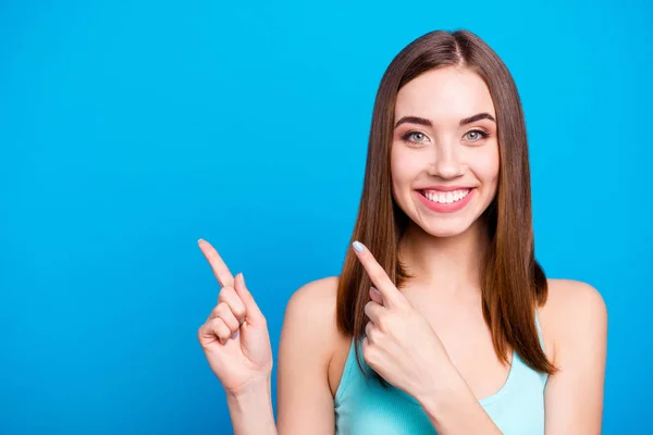 Close up portrait of charming cute lady advising deciding choosing discounts give feedback look notice way feeling satisfied isolated in modern outfit on bright background — ストック写真