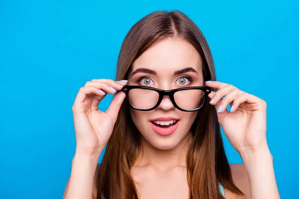 Närbild foto vackra fantastiska hon hennes dam ser smart extatiska ögon ta specs av öppen mun inte tror ja ja mål stor vinst bära casual linne outfit kläder isolerade blå ljus bakgrund — Stockfoto