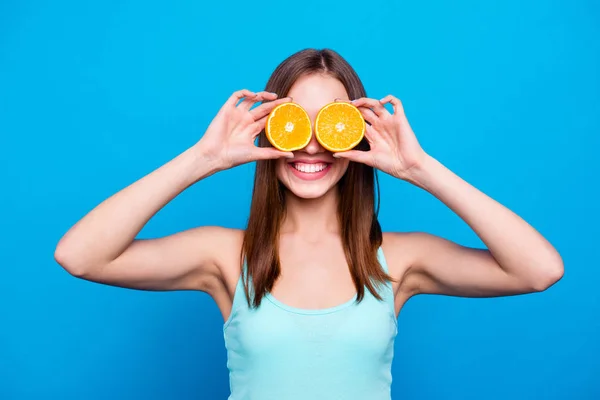 Close up foto hermosa ella su dama sostener rebanadas de naranja ojos dentado sonrisa radiante amor nuevo método de curación de la piel de reparación de cuidado del cutis excitado ropa informal de la parte superior del tanque de fondo azul aislado —  Fotos de Stock