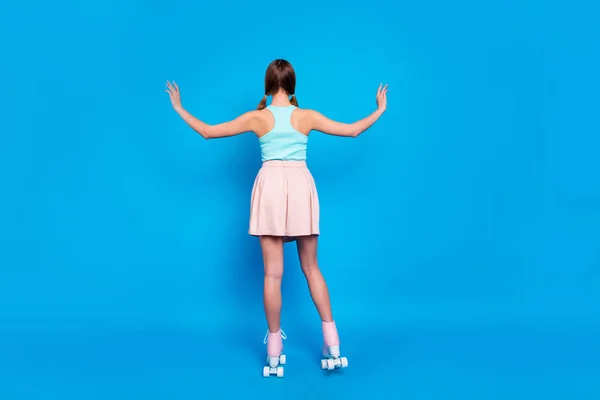 Longitud completa espalda trasera detrás del tamaño del cuerpo ver foto ella su señora ocultar el pie de la cara vuelta piernas vintage rodillos actividad manera vida desgaste casual calle verano pastel vestido ropa aislado fondo azul — Foto de Stock