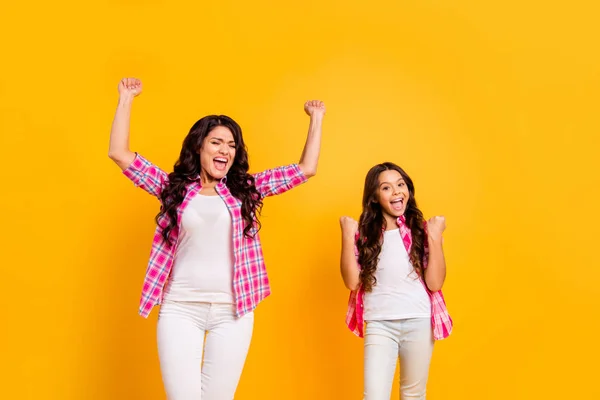 Porträtt av snygg attraktiv härlig glad glatt glada positiva optimistiska vågiga flickor bär kontrol leras skjorta uppnå isolerade över ljusa levande glans gul bakgrund — Stockfoto