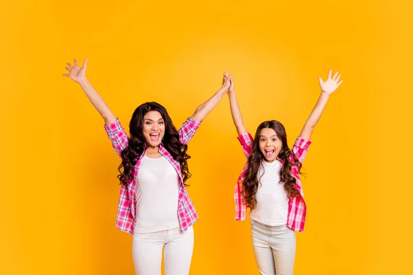 Retrato de bonito atractivo encantador loco alegre alegre positivo optimista ondulado de pelo chicas con camisa a cuadros levantando las manos aisladas sobre brillante brillante brillo amarillo fondo — Foto de Stock