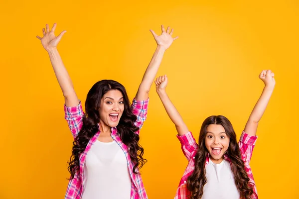 Retrato de atractivo atractivo agradable dulce alegre positivo alegre loco ondulado de pelo chicas con camisa a cuadros levantando las manos aisladas sobre brillante brillante brillante brillante fondo amarillo —  Fotos de Stock