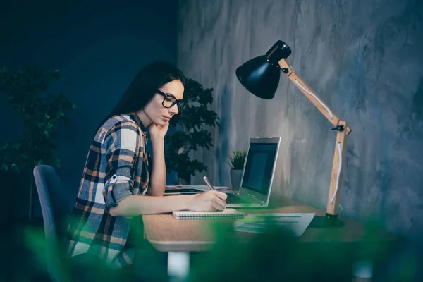 Profiel zijaanzicht van Nice aantrekkelijke Executive Manager minded brunette dame in gecontroleerd shirt voorbereiding bedrijf Finance plan strategie op industriële loft stijl interieur werkplek station — Stockfoto