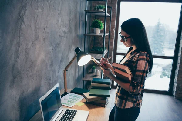 Perfil vista lateral de agradable atractiva dama morena encantadora con camisa a cuadros la creación de genio plan de finanzas informe de revisión en el estilo loft industrial interior lugar de trabajo estación interior — Foto de Stock