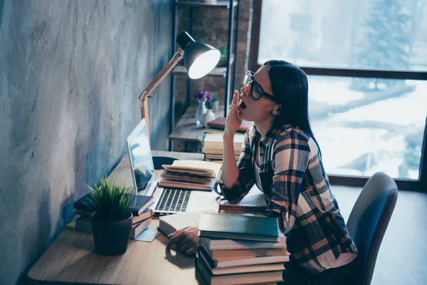 Pohled na stranu s ní hezká atraktivní brunetka s oblečenou na košili vyčerpána tvrdá náročná práce marketingový průzkum skládačka v průmyslovém stylu interiérový pracovní stanice — Stock fotografie