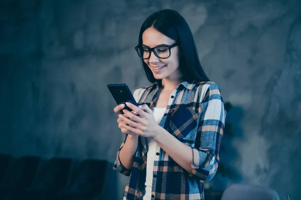 Primer plano retrato de ella ella linda linda adorable atractivo encantador dulce alegre morena dama con camisa a cuadros leer noticias en el estilo loft industrial interior lugar de trabajo estación — Foto de Stock