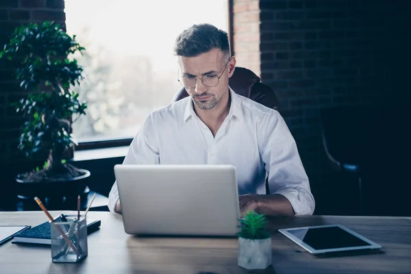 Fechar foto bonito ele ele seu cara machista melhor chefe ter moeda on-line bate-papo de negócios cartas de e-mail tabela notebook atencioso sentar cadeira grande escritório usar especificações formal-desgaste camisa branca — Fotografia de Stock