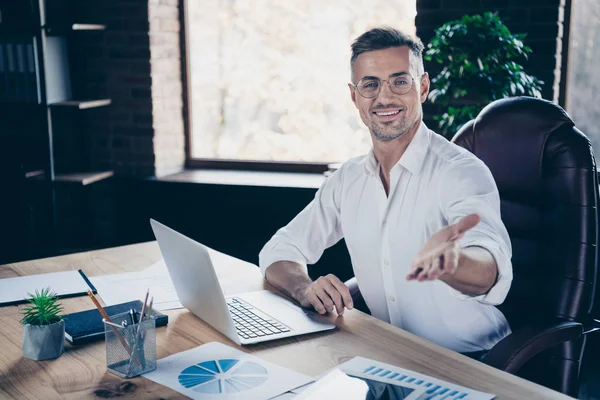 Close up foto bello lui lui il suo macho ragazzo si prega di venire in sedersi richiesta capo amichevole ascolto candidato curriculum tavolo sedersi sedia ufficio indossare specifiche formale indossare camicia bianca — Foto Stock