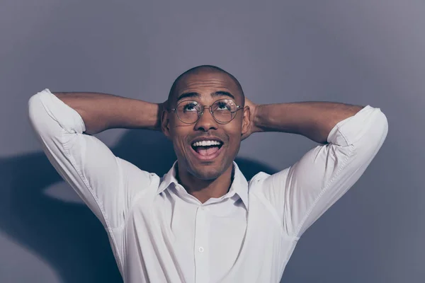 De cerca de la foto impresionante piel oscura que él sus brazos machos manos detrás de la cabeza perfecto buen humor satisfecho buscar espacio vacío renovado afeitado cara desgaste especificaciones camisa blanca aislado fondo gris — Foto de Stock