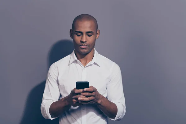 De cerca foto increíble hermosa piel oscura él su macho perfecta apariencia teléfono inteligente brazos atentamente lector de cartas escritura moneda corporativa desgaste camisa blanca aislado fondo gris — Foto de Stock