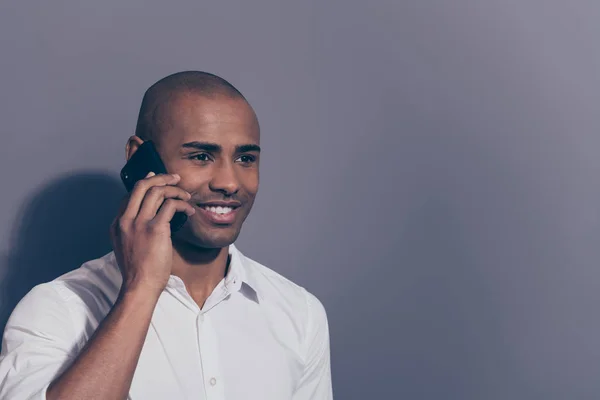 Close-up side profiel foto Amazing donkere huid hij hem zijn macho Hold hand arm telefoon slimme telefoon spreken vertellen zeggen communiceren familieleden vrienden opgewonden dragen wit shirt geïsoleerde grijze achtergrond — Stockfoto