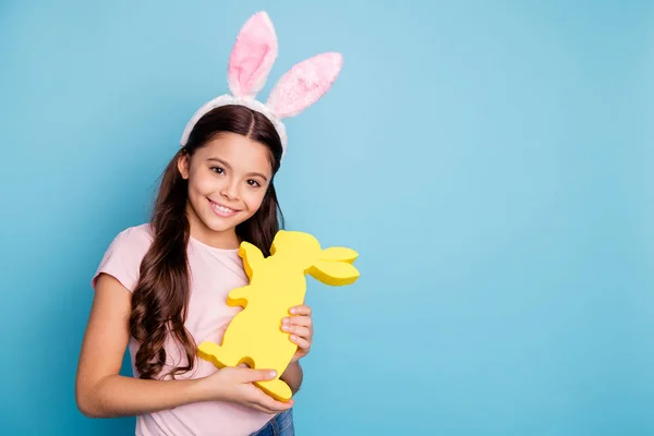 Gros plan portrait photo de belle joyeuse jolie avec rayonnante toothy sourire charmant dans casual t-shirt fille tenant câlin lapin de couleur dorée dans les mains fond pastel isolé — Photo