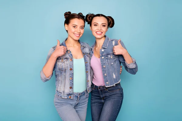 Portret van cute funny hipsters met vrije tijd vakantie weekenden Raising wijsvinger geven van informatie kiezen adviseren raden advertenties oplossingen casual denim kleding geïsoleerde pastel achtergrond — Stockfoto