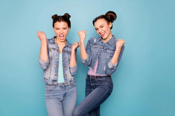 Porträtt av funky glada positiva söta studenter stipendiater vinna nå mål tillfredsställelse höja nävar skriker ja säger stora casual denim moderiktiga kläder isolerade på Azure bakgrund — Stockfoto