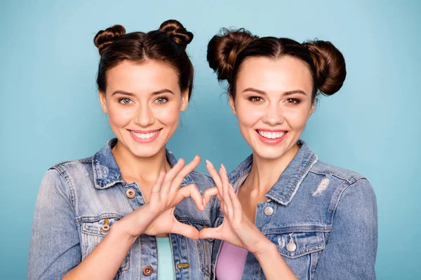 Close up foto de engraçado funky satisfeito senhoras adolescentes mostrando seu amor fraternidade vestida com camisas jeans infantis isolados no fundo azul — Fotografia de Stock