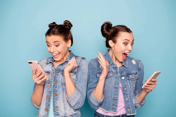 Notificación. Retrato de encantadores compañeros satisfechos usuario de becas utilizando la tecnología moderna recibir mensajes chocados gritando impresionado traje de mezclilla vestido aislado sobre fondo azul —  Fotos de Stock