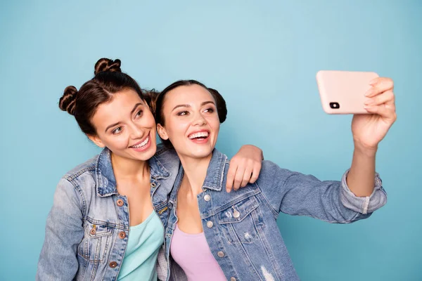 De cerca la foto de lindas señoras encantadoras y alegres estudiantes de moda disfrutando de hacer fotos descansando posando usando chaquetas de mezclilla camisetas brillantes aisladas sobre fondo azul —  Fotos de Stock