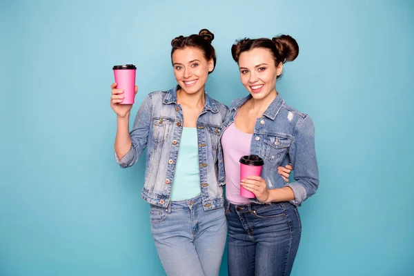 Retrato de bonito encantador milenar senhoras isoladas tendo refrescos tirar ir de férias no café vestido com roupas de ganga no fundo azul — Fotografia de Stock