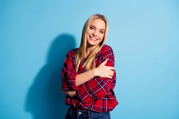 Retrato de agradable adolescente divertido lujo adolescente se siente feliz de disfrutar de mostrar estima calidez cuidado vestido a cuadros ropa aislada sobre fondo colorido — Foto de Stock