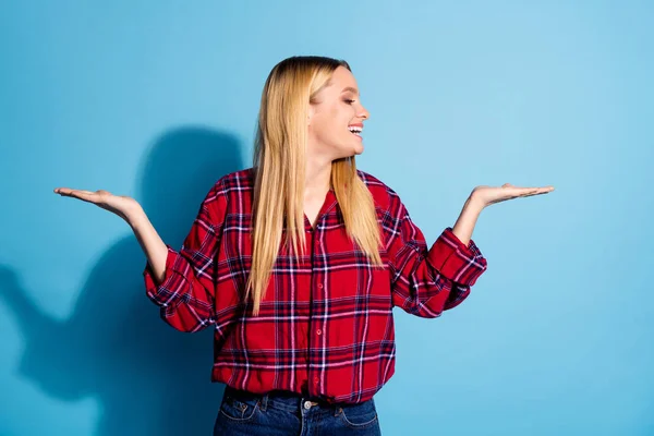 Porträtt profil Sidovy av charmiga söta damen välja att rekommendera information nytt objekt indikerar plocka känner glad isolerade klädd fashionabla denim ungdom kläder pastellfärgad bakgrund — Stockfoto