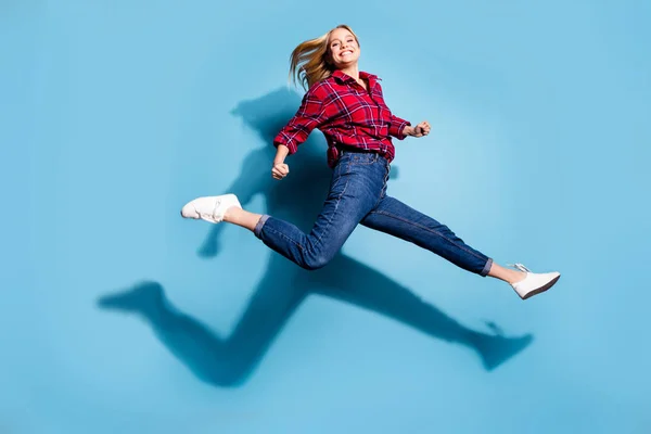 Πλήρους μήκους σώμα μέγεθος προβολή πορτρέτο του ωραία γοητευτική ελκυστική χαρούμενη χαρούμενο κορίτσι φορώντας καρό πουκάμισο τρέξιμο γρήγορα έχοντας τη διασκέδαση απομονωμένη σε γαλαζοπράσινα λαμπερό φόντο ζωντανή λάμψη — Φωτογραφία Αρχείου