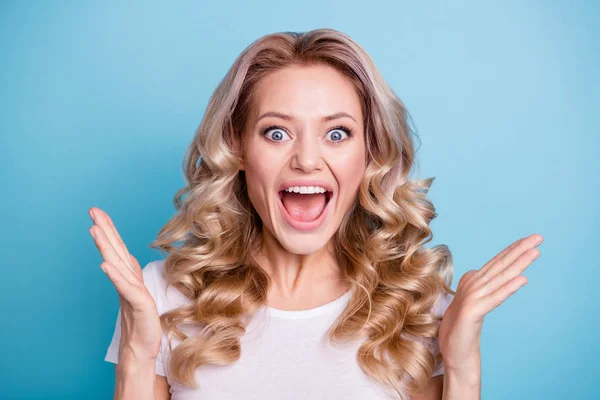 De cerca foto hermosa gritando increíble su mujer fan gol suerte expresión facial manos brazos palmas levantadas usando casual blanco camiseta ropa traje aislado azul brillante fondo — Foto de Stock