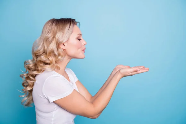 De cerca foto de perfil lateral hermosa increíble su look de dama enviando besos espacio vacío palmeras abiertas manos brazos desgaste casual camiseta blanca vaqueros ropa de mezclilla traje aislado azul brillante fondo — Foto de Stock