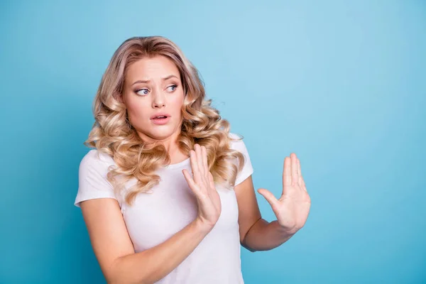 Close-up foto Oh nee haar ze Dame vreselijke onhandige situatie kijken kant lege ruimte ugh gezichtsuitdrukking handen armen tot lucht slijtage casual witte t-shirt jeans denim kleding outfit geïsoleerde blauwe achtergrond — Stockfoto