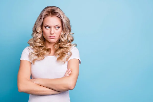 Close-up foto mooi haar ze Lady handen armen gekruist niet vertellen spreken praten kijken lege ruimte uw fout uitdrukking dragen casual witte t-shirt jeans denim kleding outfit geïsoleerde helder blauwe achtergrond — Stockfoto