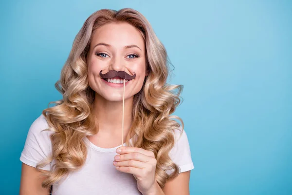 Primer plano retrato de ella ella guapa encantadora dulce guapa niña atractiva alegre alegre alegre de pelo ondulado dama sosteniendo bigote palo aislado sobre fondo pastel azul —  Fotos de Stock