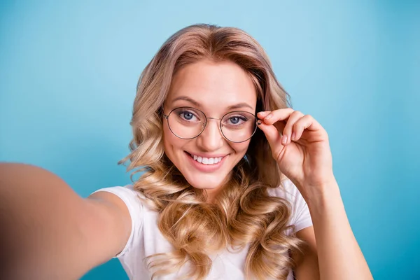 Autorretrato de ella ella guapa encantadora dulce winsome atractiva alegre alegre coqueta ondulada dama de pelo ondulado en casual camiseta blanca aislada sobre fondo pastel azul — Foto de Stock