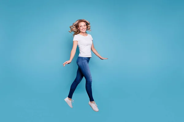 Longitud completa tamaño del cuerpo perfil vista lateral retrato de bonito atractivo alegre alegre alegre femenino ondulado de pelo señora en casual camiseta blanca va a dar un paseo aislado sobre fondo azul — Foto de Stock