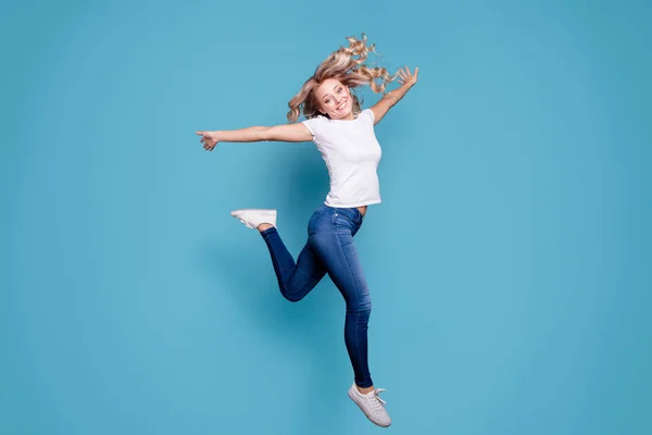 Πλήρους μήκους σώμα μέγεθος θέα πορτρέτο του ωραίο ελκυστικό χαρούμενο χαρούμενο αισιόδοξη κυματιστή κυρία σε περιστασιακή λευκό t-shirt που έχουν τη διασκέδαση μέρα τρέχει γρήγορα απομονωμένη πάνω από μπλε φόντο — Φωτογραφία Αρχείου