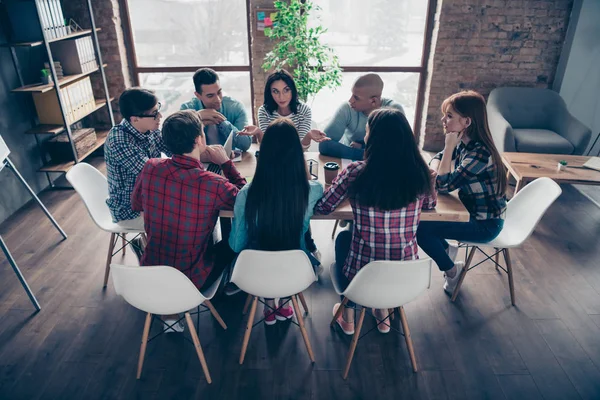 Bedrijf van Nice stijlvolle aantrekkelijke mooie knappe specialisten dragen casual zittend op de stoel voorbereiding Financiën presentatie Rapportanalyse economie op industriële interieur werkplek Workstation — Stockfoto