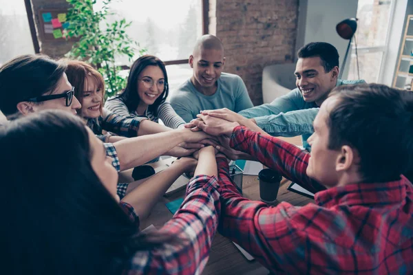 Profiel zijaanzicht van Nice aantrekkelijke vrolijke bedrijf uitvoerend personeel dragen casual putting Palms samen motivatie op industriële Loft interieur werkplek werkstation open ruimte — Stockfoto