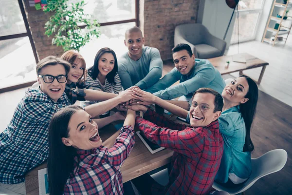 Por encima de la vista de ángulo alto de buen guapo hermoso personal ejecutivo alegre usando palmas casuales poner juntos en el loft industrial interior lugar de trabajo espacio abierto en interiores — Foto de Stock