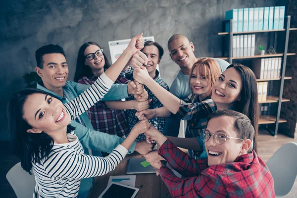 Gestores positivos alegres socios asociación coworking cooperando unidad comunidad disfrutando de camisas casuales vestidas en acogedora sala de juntas oficina — Foto de Stock