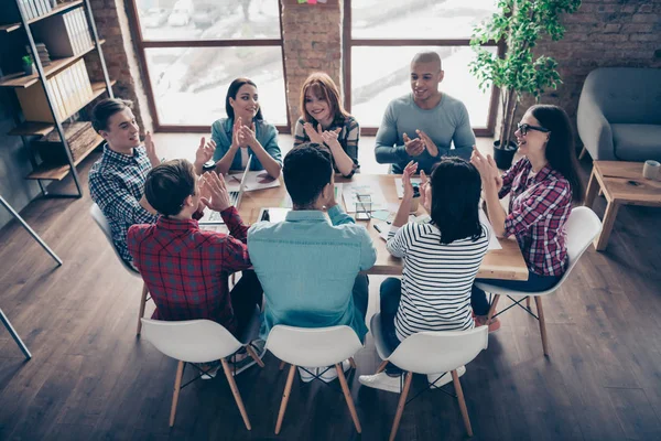 Vrolijke partners race collega's jongens deskundigen professionals opgewonden brainstormen Corporate gebaren klappen handen vieren gekleed in geruite shirts zittend in Casual Office — Stockfoto