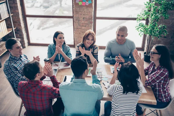 Casually dressed managers girls colleagues race brainstorming clapping approving having fun corporate wearing shirts in cozy office — Stock Photo, Image