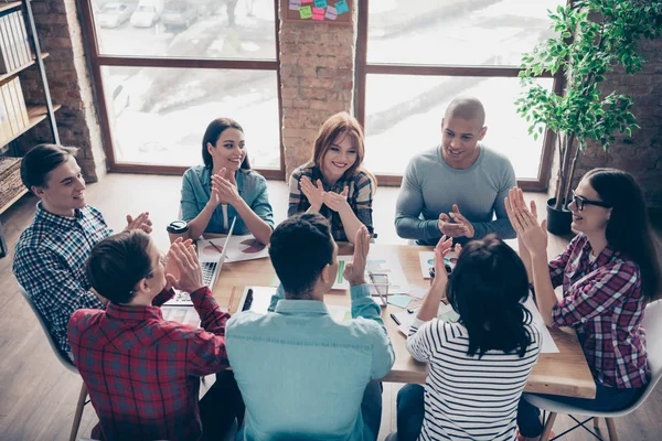 Terloops geklede managers meisjes collega's race brainstormen klappen goedkeuren met plezier Corporate dragen van shirts in Cozy Office — Stockfoto