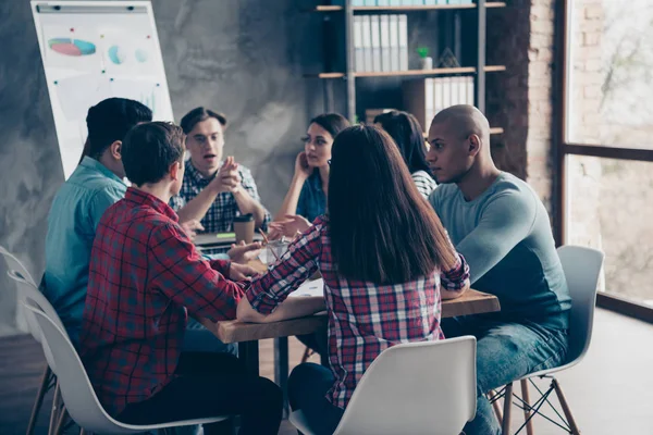 Geconcentreerde duizendjarige corporate managers verzamelen samen het oplossen van problemen beslissende oplossingen communiceren presenteren IDEA project in comfort boardroom — Stockfoto