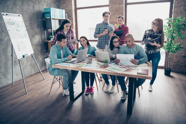 Ritratto di bello elegante occupato attraente serio specialisti top manager indossa casual preparazione relazione finanziaria presentazione a loft industriale postazione di lavoro interna — Foto Stock