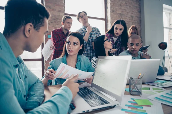 Retrato de tiburones profesionales serios ocupados agradable expertos gerentes que usan casual preparación de la investigación de datos corporativos en la estación de trabajo de interior loft industrial — Foto de Stock