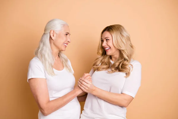 Retrato de bonito atractivo encantador encantador dulce tierno amable alegres señoras alegres con traje blanco cogidas de la mano reunión de vacaciones aislado sobre fondo beige pastel — Foto de Stock